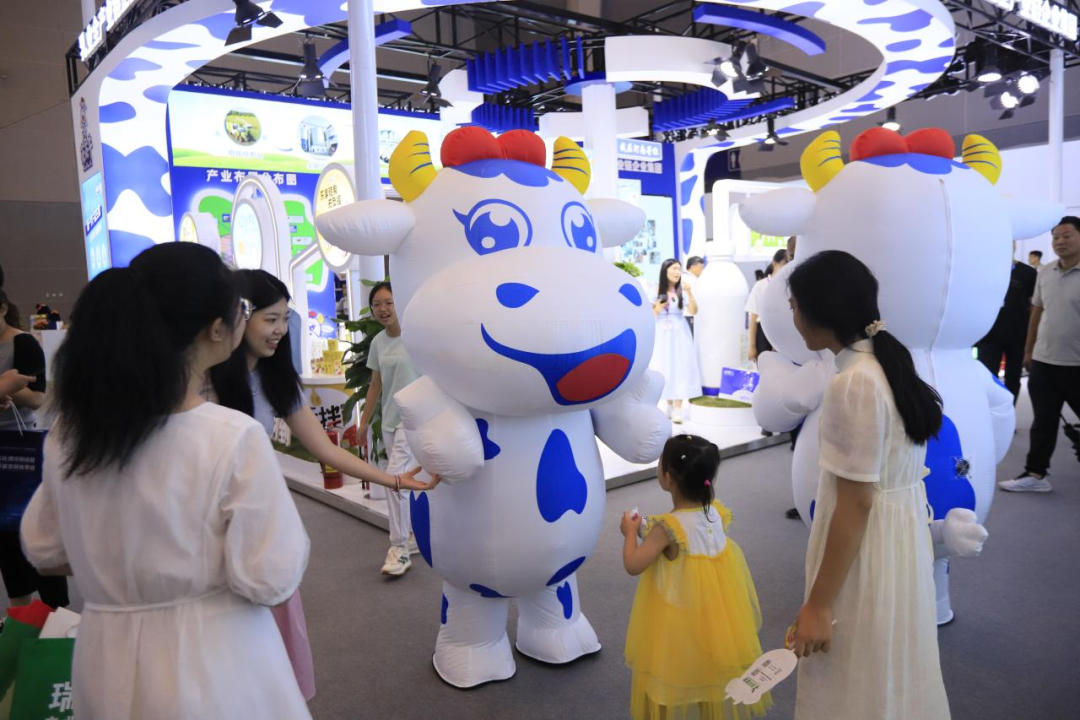启航新征程 点亮新赛道丨中欧（中国）乳业集团参加第十四届中国奶业大会暨D20峰会，荣获“中国乳制品生产企业现代化等级5A级”评定殊荣