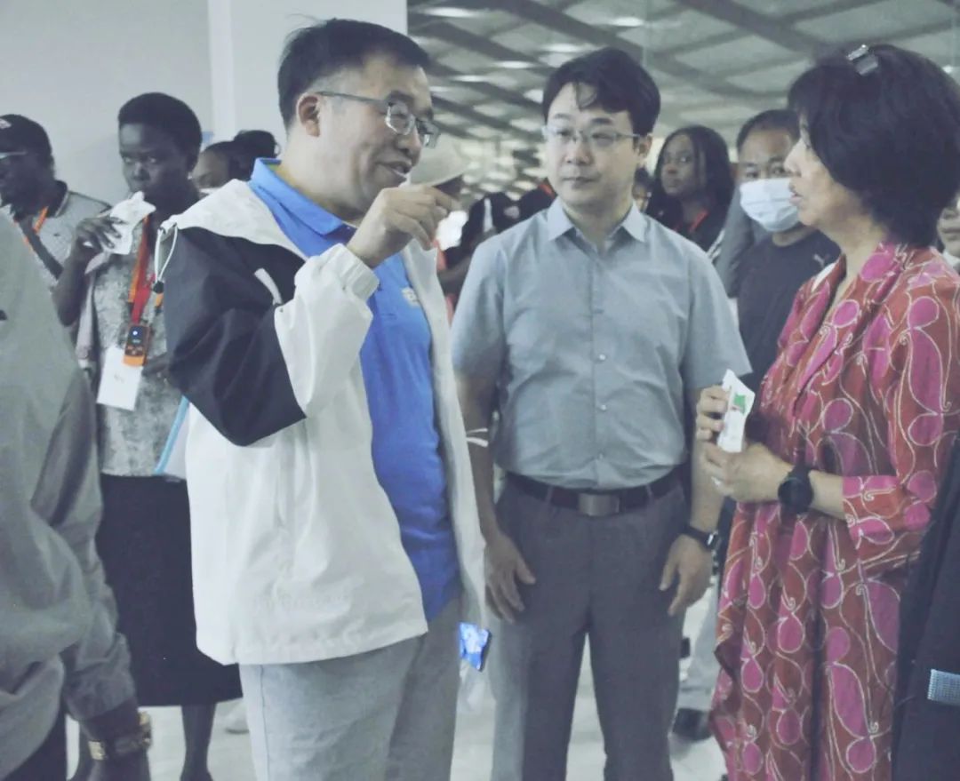 北京大学南南合作与发展学院教授、全球伙伴关系主任周咏梅一行莅临中欧（中国）平舆瑞亚牧业参观调研
