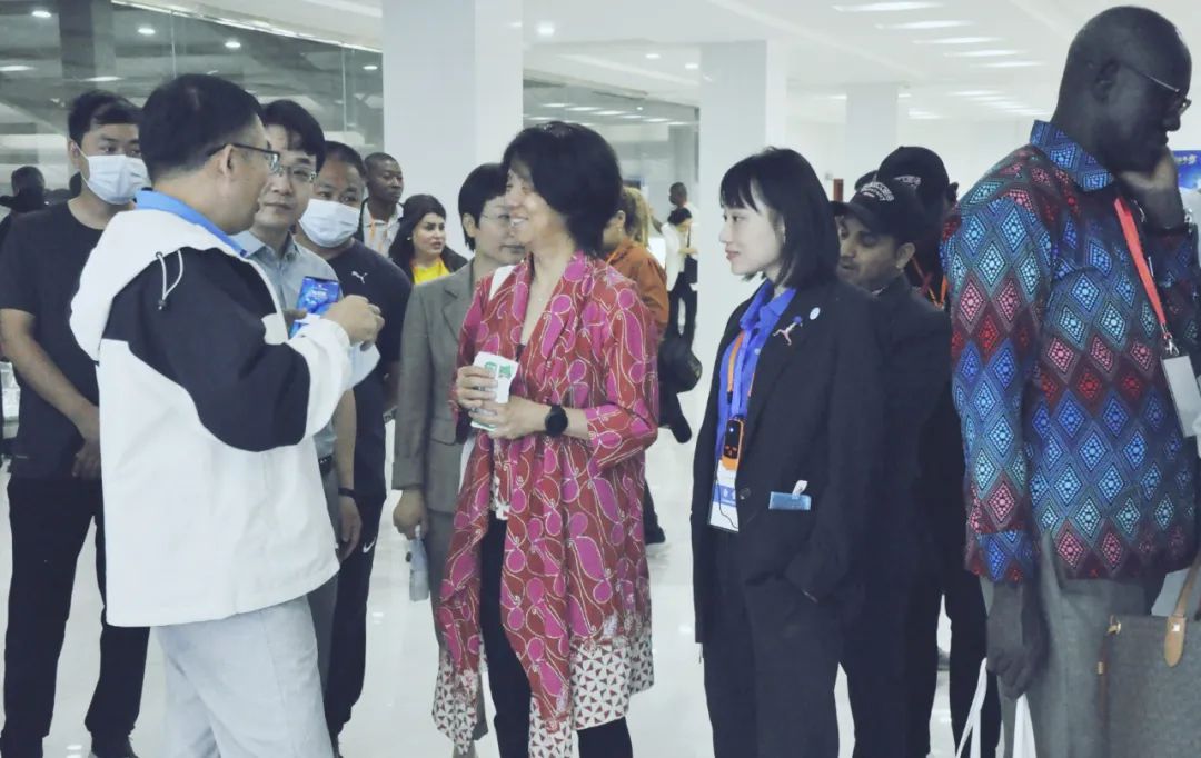 北京大学南南合作与发展学院教授、全球伙伴关系主任周咏梅一行莅临中欧（中国）平舆瑞亚牧业参观调研