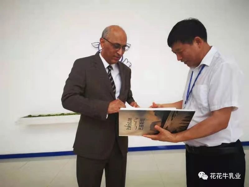 巴基斯坦驻华大使莫因·哈克 莅临中欧（中国）乳业集团参观访问