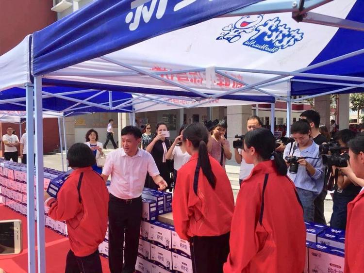 “健康中原，牛奶伴您行——中欧（中国）乳业集团2018中国小康牛奶行动” 公益助学启动仪式隆重举行