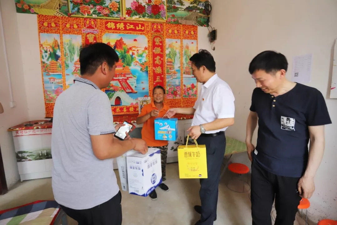 中欧（中国）乳业集团走访慰问贫困户 结对帮扶暖人心