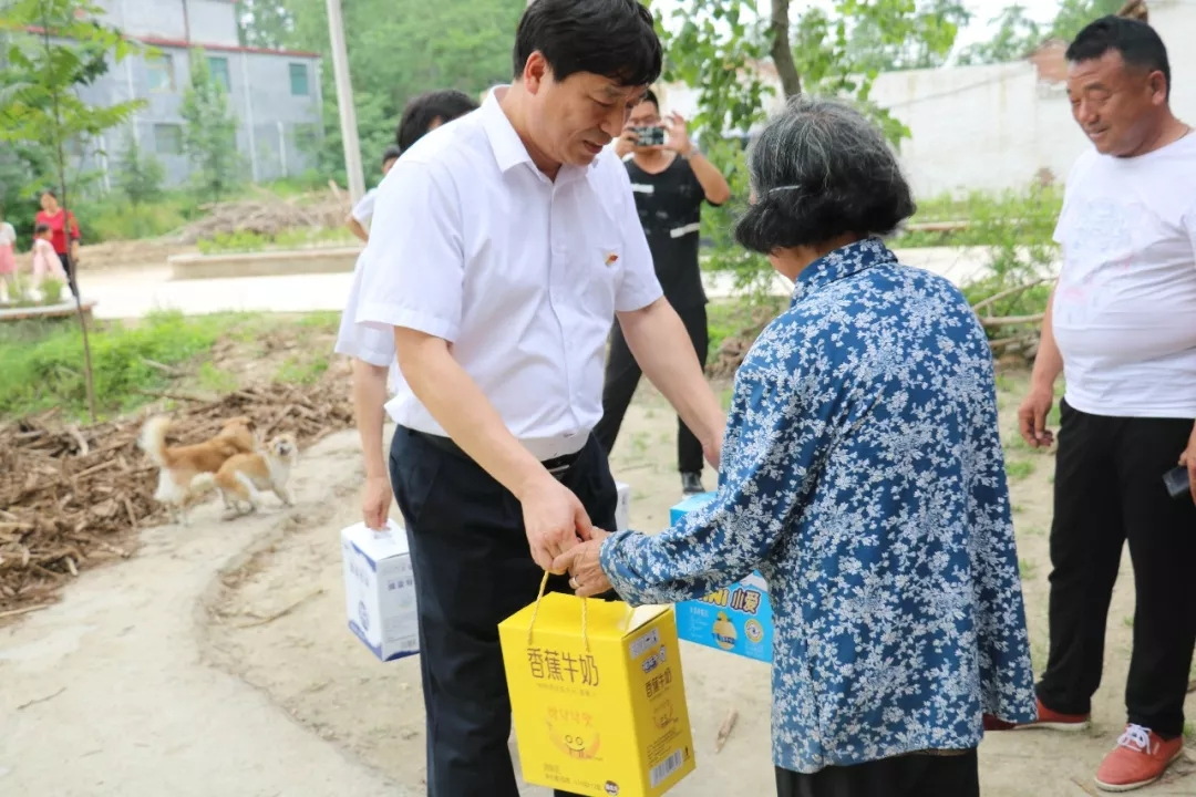 中欧（中国）乳业集团走访慰问贫困户 结对帮扶暖人心