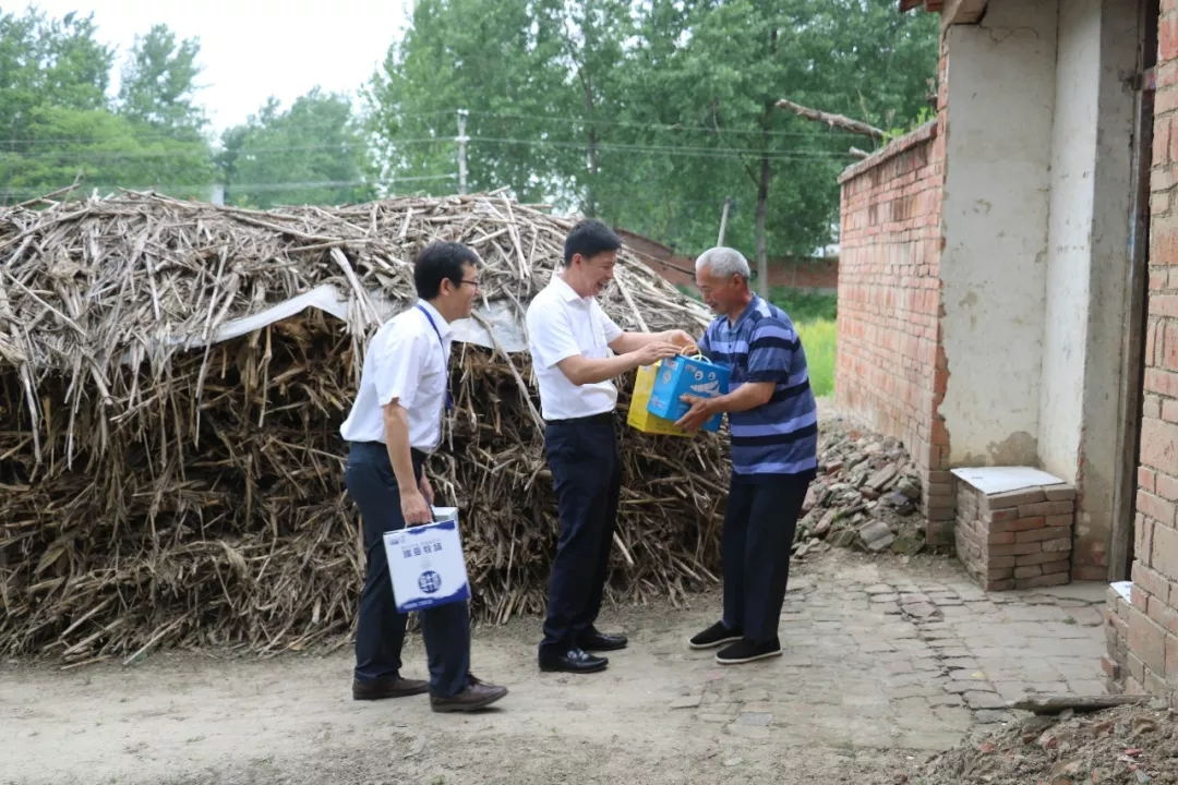 中欧（中国）乳业集团走访慰问贫困户 结对帮扶暖人心