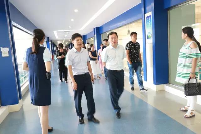 河南省食品安全座谈会暨百场食安讲座进校园启动仪式在中欧（中国）举行