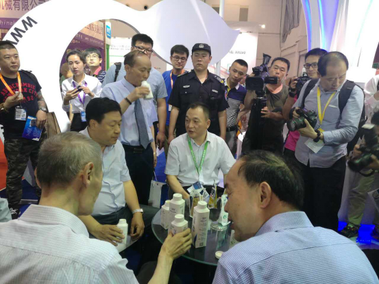 中欧（中国）牛气冲天！农业部长品尝“领畅”点赞，又获国际奶业平台青睐