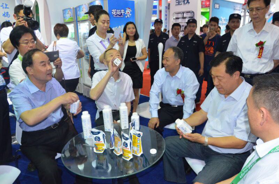 中欧（中国）牛气冲天！农业部长品尝“领畅”点赞，又获国际奶业平台青睐