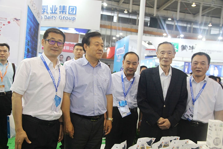 中欧（中国）亮相第八届中国奶业大会，又获农业部长一声赞！