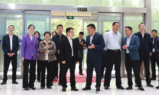 河南省人民政府副秘书长卢东林陪同四川省巴中市委书记鲜荣成一行莅临河南中欧（中国）乳业集团参观调研